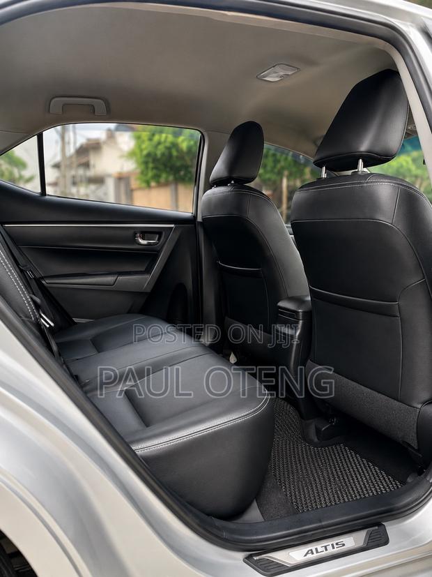 Toyota Corolla XLE (1.8L 4cyl 2A) 2019 Silver
