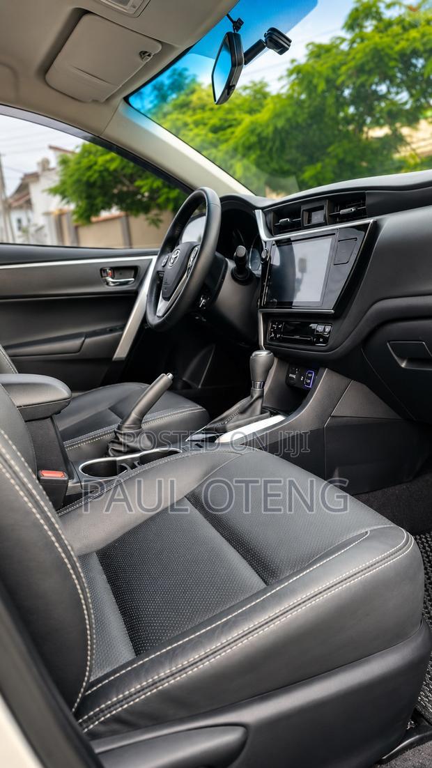 Toyota Corolla XLE (1.8L 4cyl 2A) 2019 Silver
