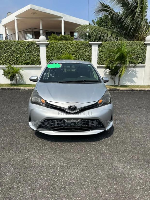 Toyota Vitz 2015 Silver