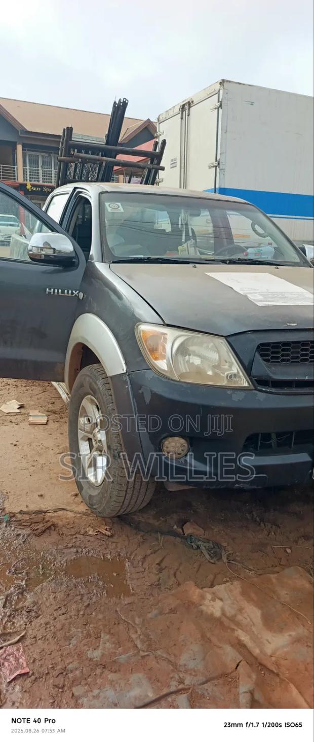 Toyota Hilux 2010 Black