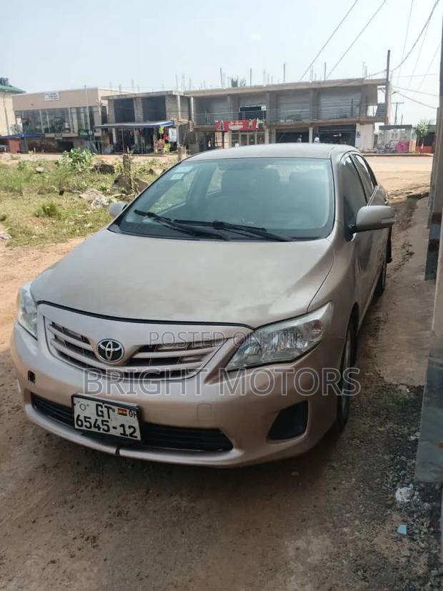 Toyota Corolla 2012 Gold