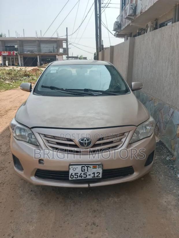Toyota Corolla 2012 Gold