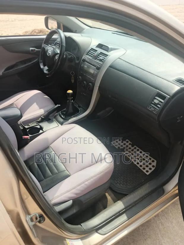 Toyota Corolla 2012 Gold