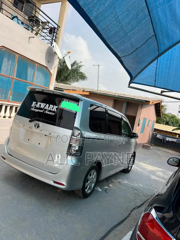 Toyota Voxy 2011 Silver