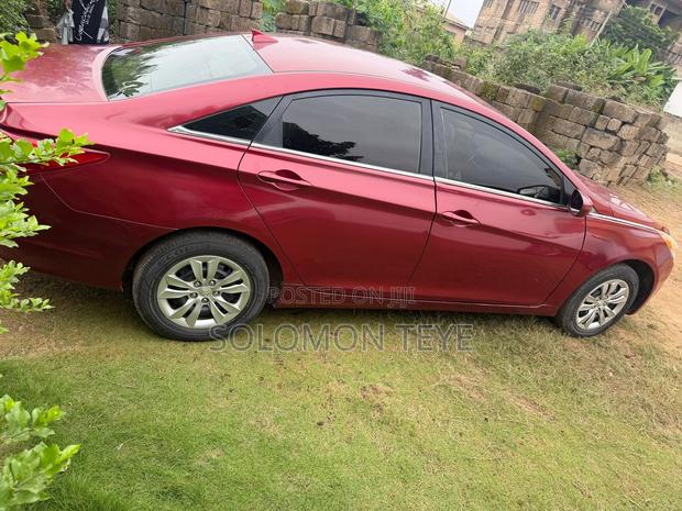 Hyundai Sonata SE Sedan FWD (2.4L 4cyl 6A) 2013 Yellow