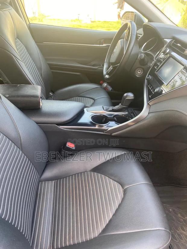 Toyota Camry SE FWD (2.5L 4cyl 8AM) 2018 Gray