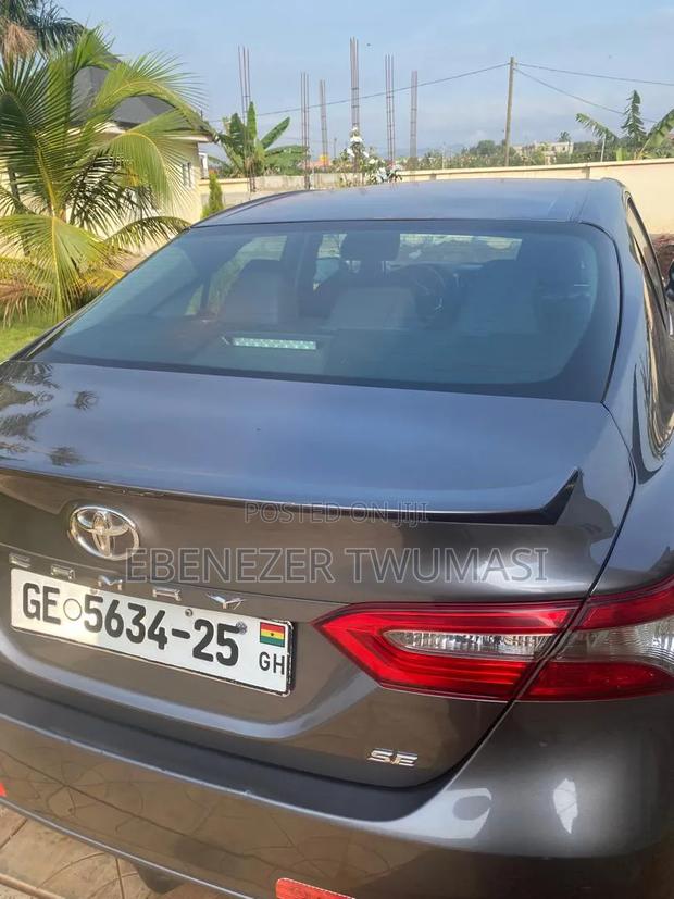 Toyota Camry SE FWD (2.5L 4cyl 8AM) 2018 Gray
