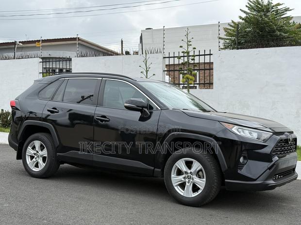 Toyota RAV4 XLE 2021 Black