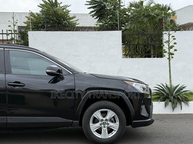 Toyota RAV4 XLE 2021 Black