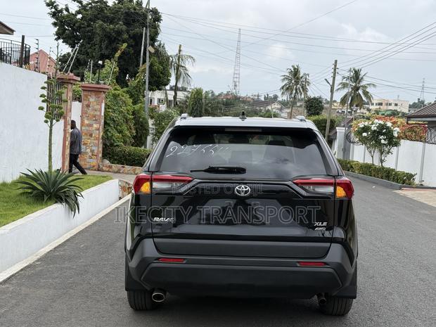 Toyota RAV4 XLE 2021 Black