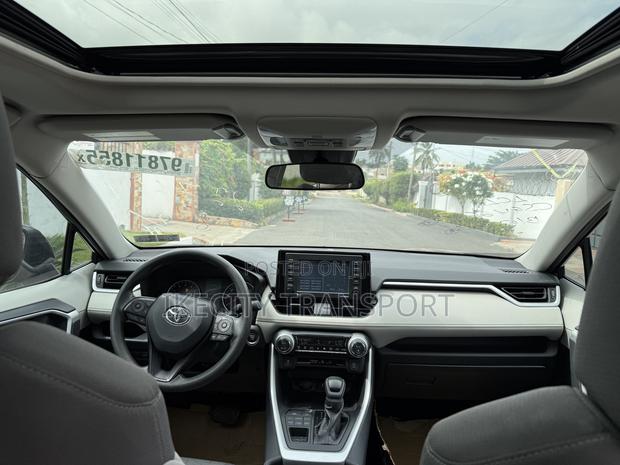Toyota RAV4 XLE 2021 Black