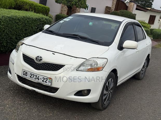 Toyota Yaris Base Sedan 4dr 2010 White