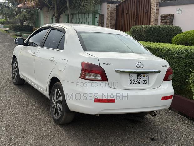 Toyota Yaris Base Sedan 4dr 2010 White