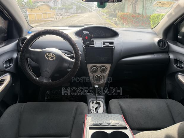 Toyota Yaris Base Sedan 4dr 2010 White