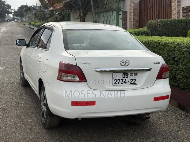 Toyota Yaris Base Sedan 4dr 2010 White