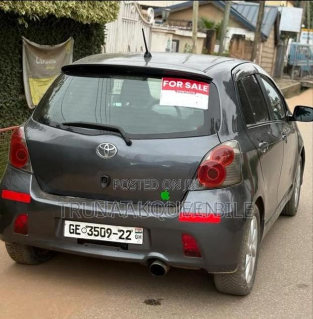Toyota Vitz 1.3 AWD 3dr 2012 Gray