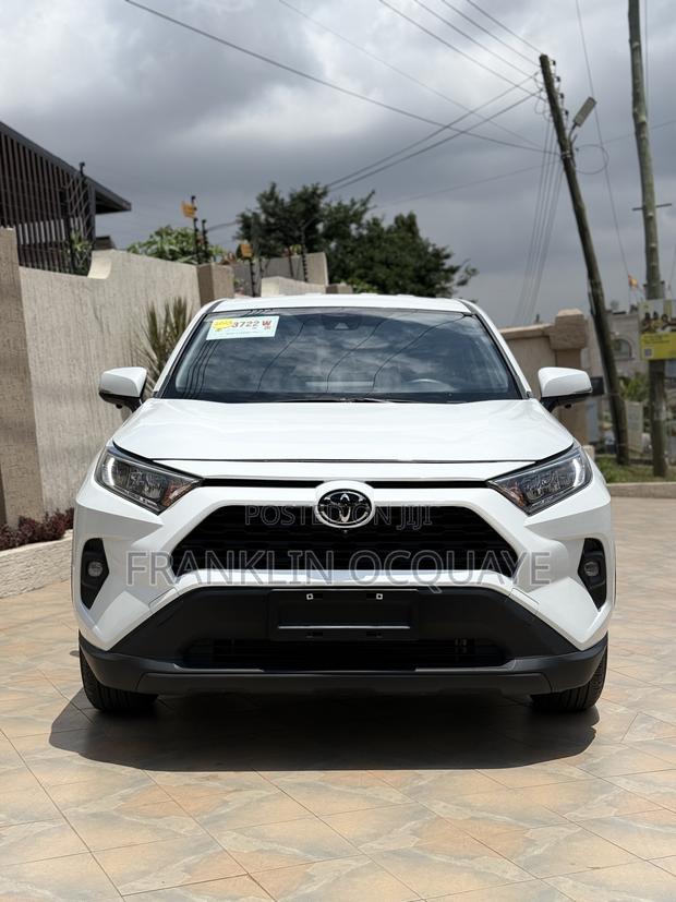 Toyota RAV4 LE 2025 White