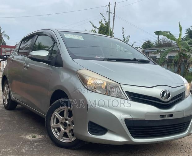 Toyota Vitz 2014 Silver