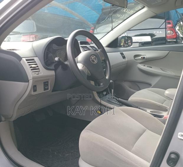 Toyota Corolla LE 4dr Sedan (1.8L 4cyl 4A) 2013 Silver