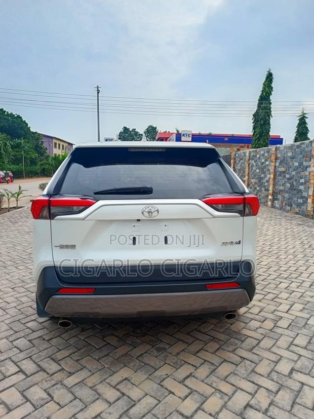 Toyota RAV4 XLE Premium 2022 White