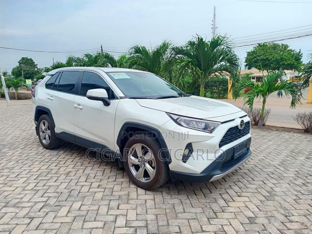 Toyota RAV4 XLE Premium 2022 White