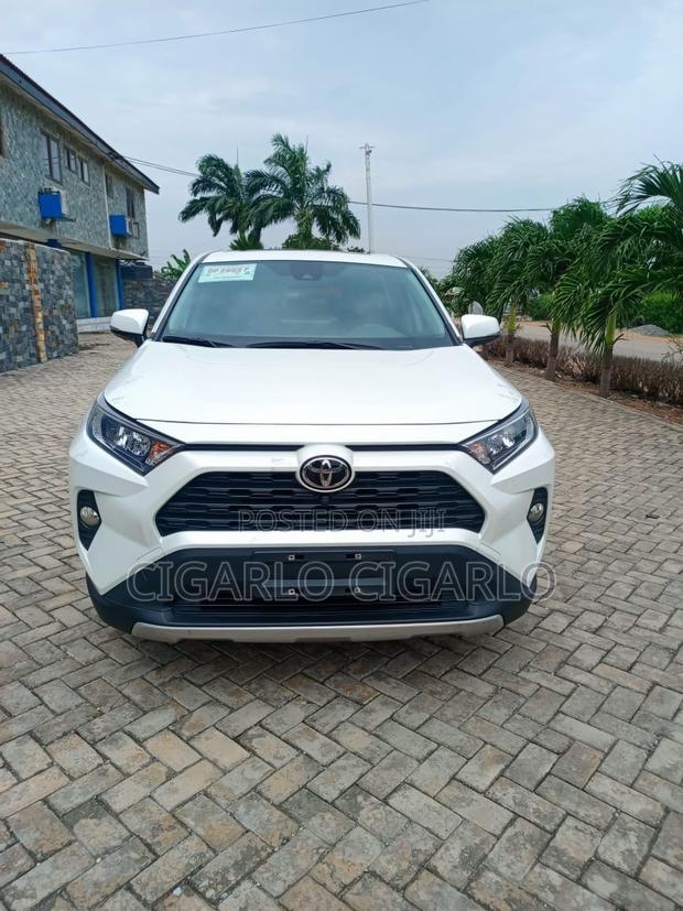 Toyota RAV4 XLE Premium 2022 White