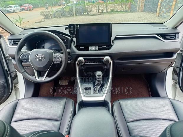 Toyota RAV4 XLE Premium 2022 White