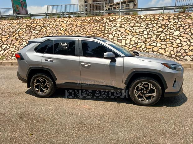 Toyota RAV4 2022 Silver