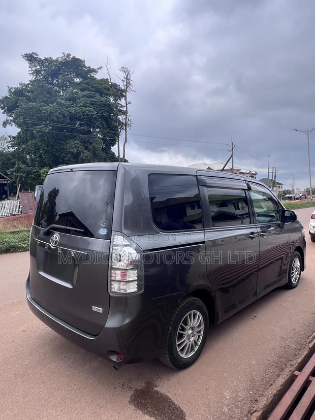 Toyota Voxy X L Edition 2WD 8-Seater 2012 Gray