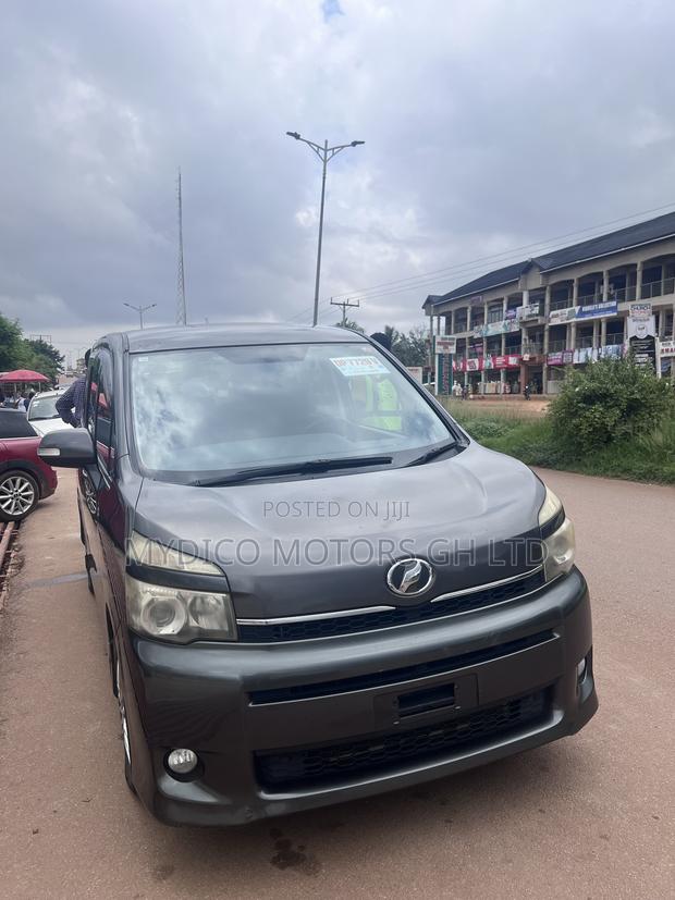 Toyota Voxy X L Edition 2WD 8-Seater 2012 Gray