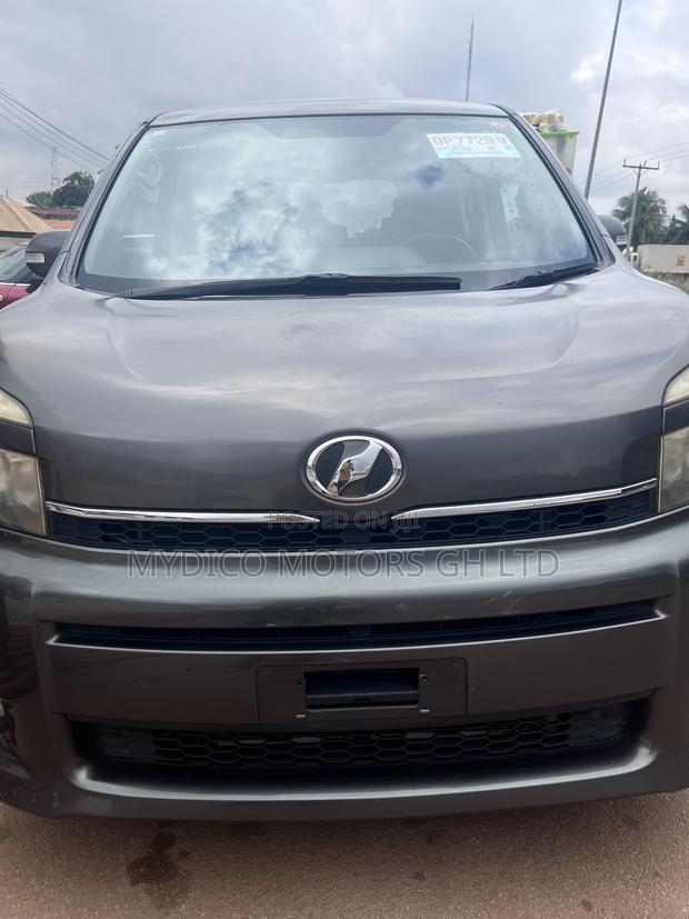 Toyota Voxy X L Edition 2WD 8-Seater 2012 Gray