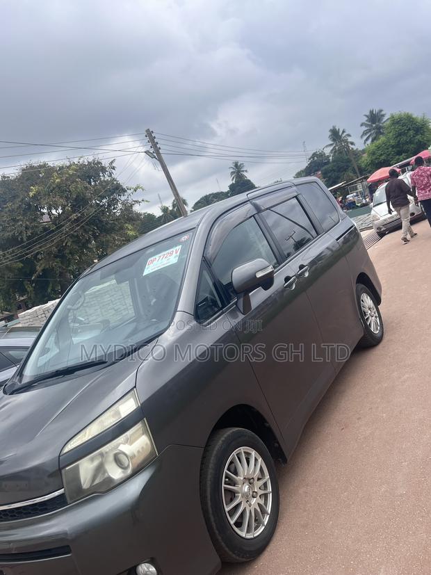 Toyota Voxy X L Edition 2WD 8-Seater 2012 Gray