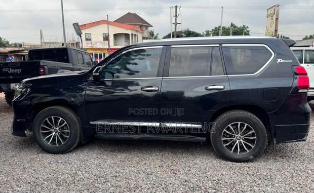 Toyota Land Cruiser Prado 2017 Black