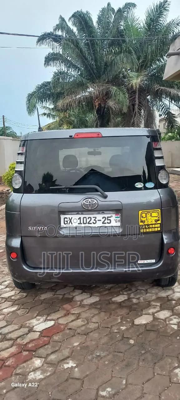 Toyota Sienta 2010 Gray