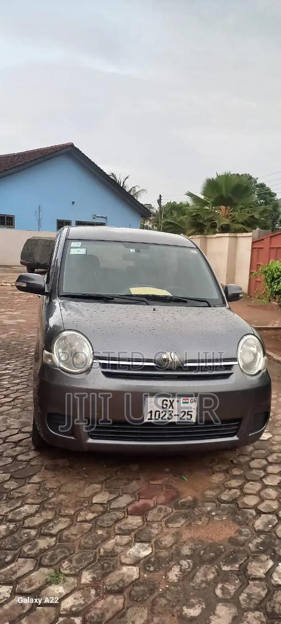 Toyota Sienta 2010 Gray