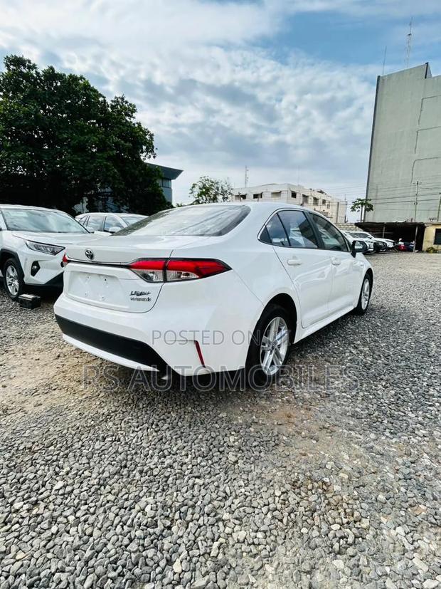 Toyota Corolla Hatchback 2021 White