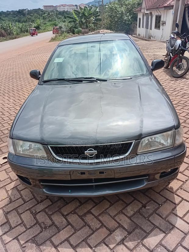 Nissan Sunny 2000 Black