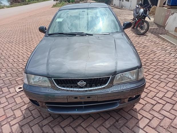 Nissan Sunny 2000 Black