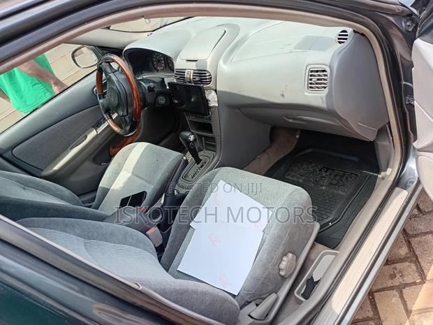 Nissan Sunny 2000 Black