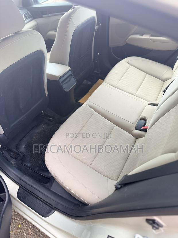 Hyundai Elantra SE Sedan FWD (2.0L 4cyl 6M) 2017 Silver