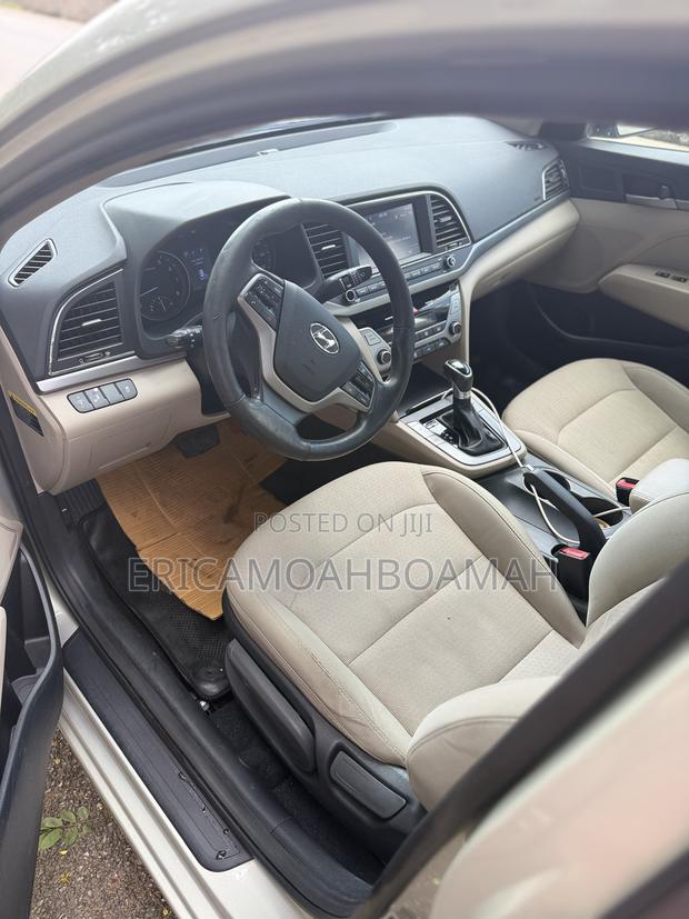 Hyundai Elantra SE Sedan FWD (2.0L 4cyl 6M) 2017 Silver