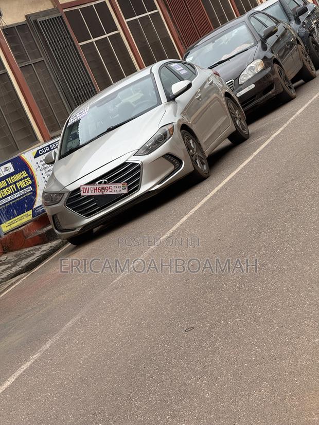 Hyundai Elantra SE Sedan FWD (2.0L 4cyl 6M) 2017 Silver