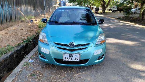 Toyota Yaris Base Sedan 4dr 2010 Green