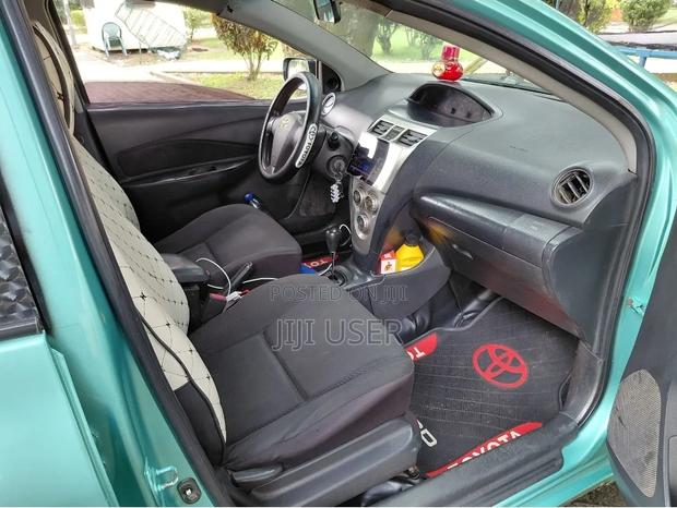 Toyota Yaris Base Sedan 4dr 2010 Green