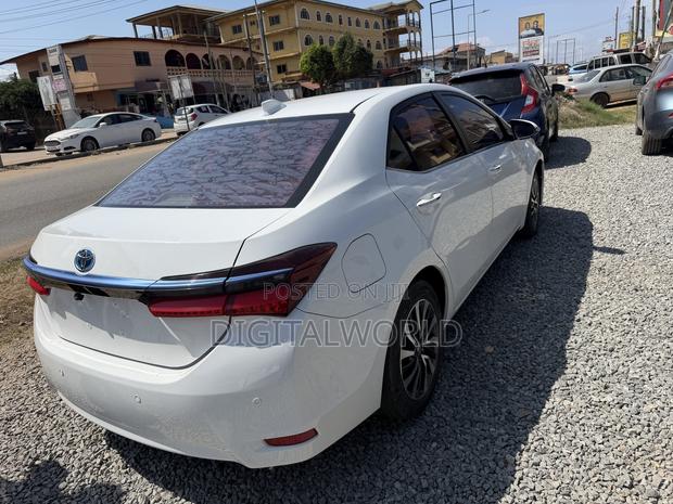 Toyota Corolla XLE 2021 White