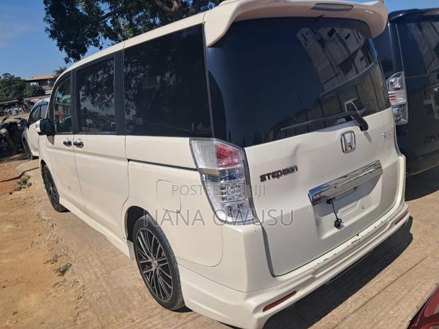 Honda Stepwgn 2013 White