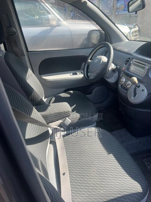 Toyota Sienta 2010 Gray