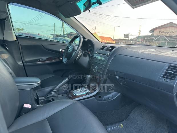 Toyota Corolla 2010 Silver