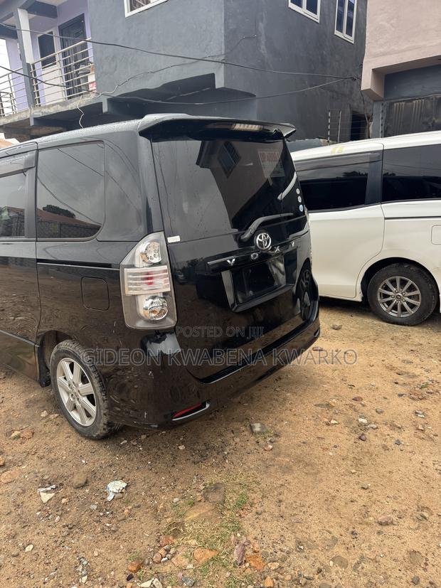 Toyota Voxy X 2WD 8-Seater 2010 Black