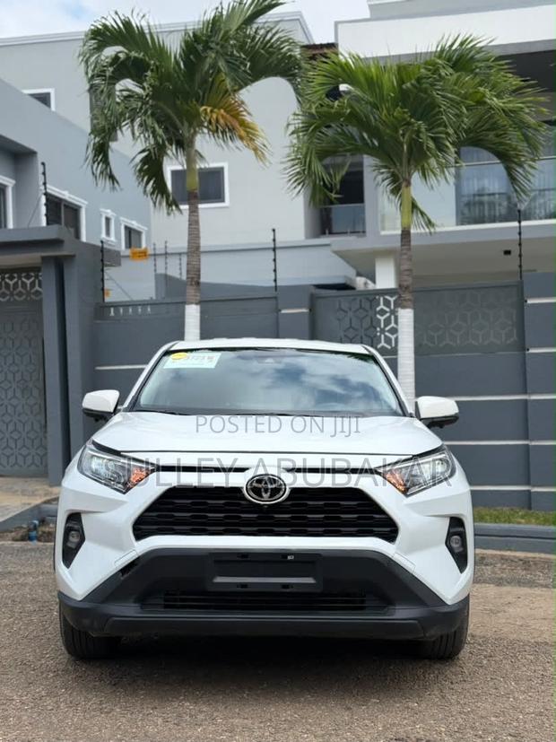 Toyota RAV4 XLE 2025 White